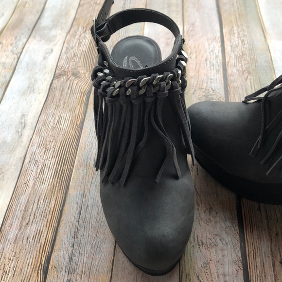 Women’s Sbicca Allegretto Gray Fringe Mule Bootie - Picture 2 of 8